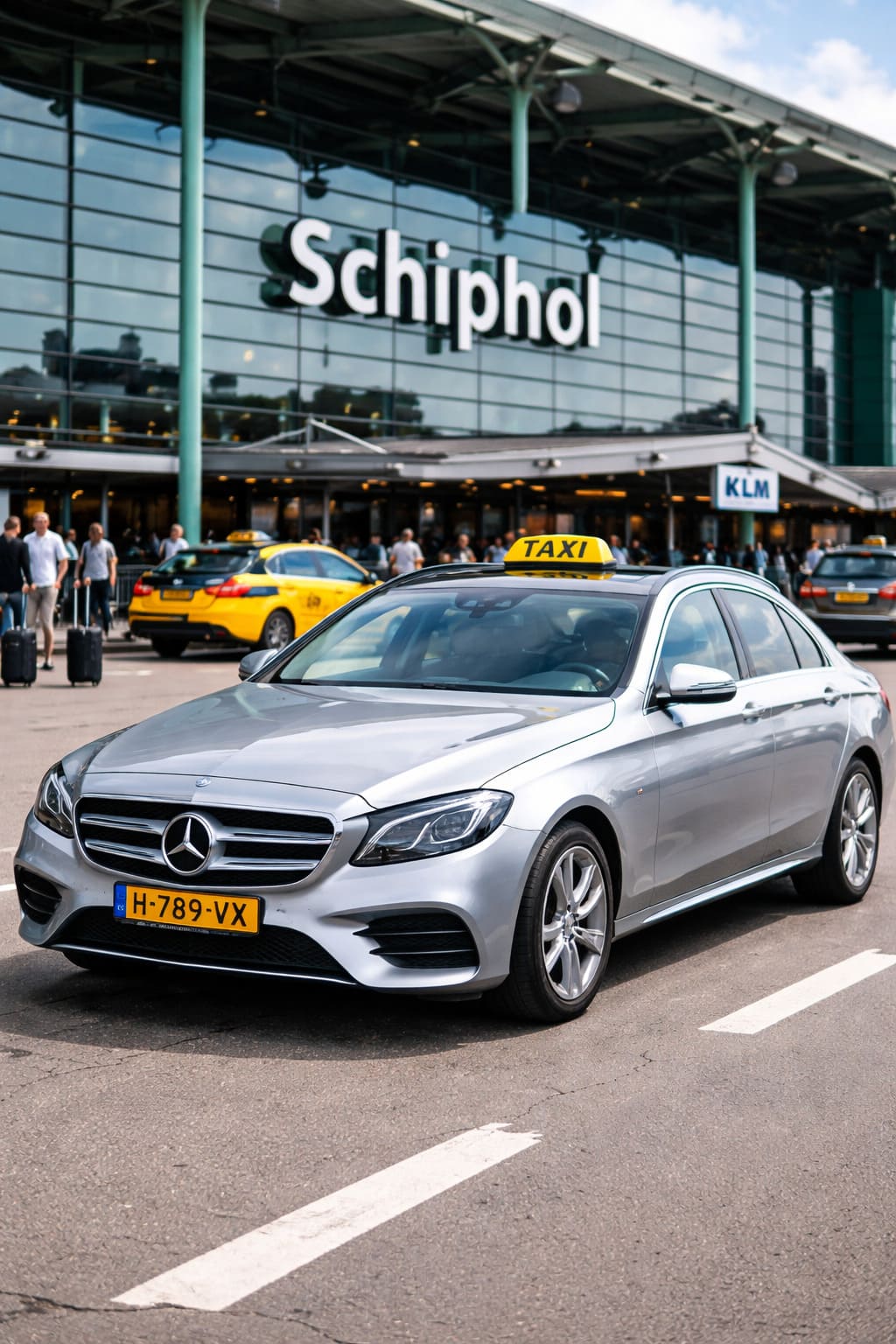 Mercedes taxi bij Schiphol Airport — HaarlemCabTaxi